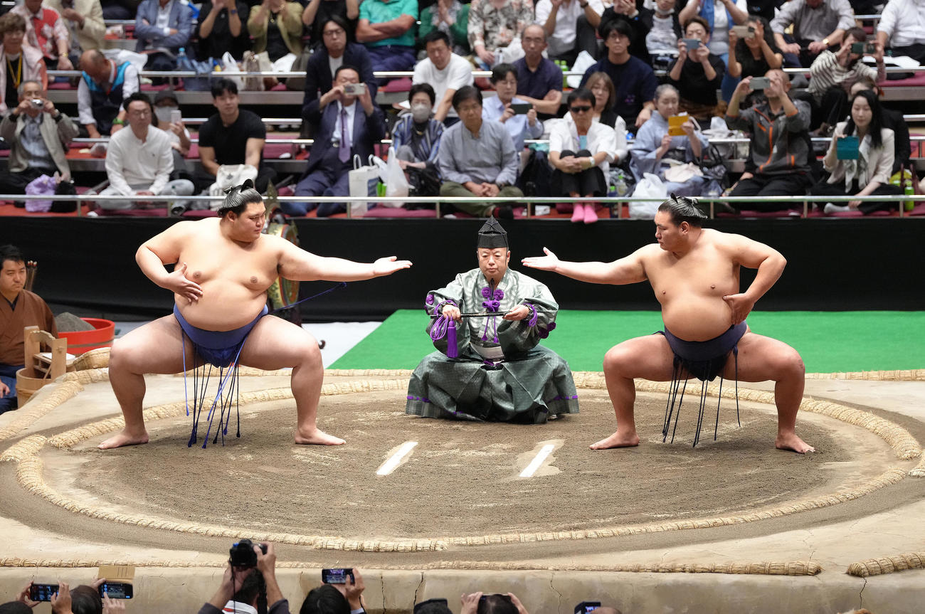 三段構えを披露する大の里（左）と豊昇龍（撮影・足立雅史）