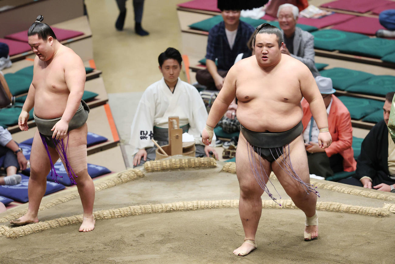 寄り切りで松井（左）を破った吉井（2025年9月撮影）
