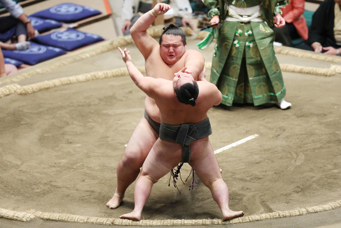 松井（手前）を攻める吉井（2025年9月撮影）