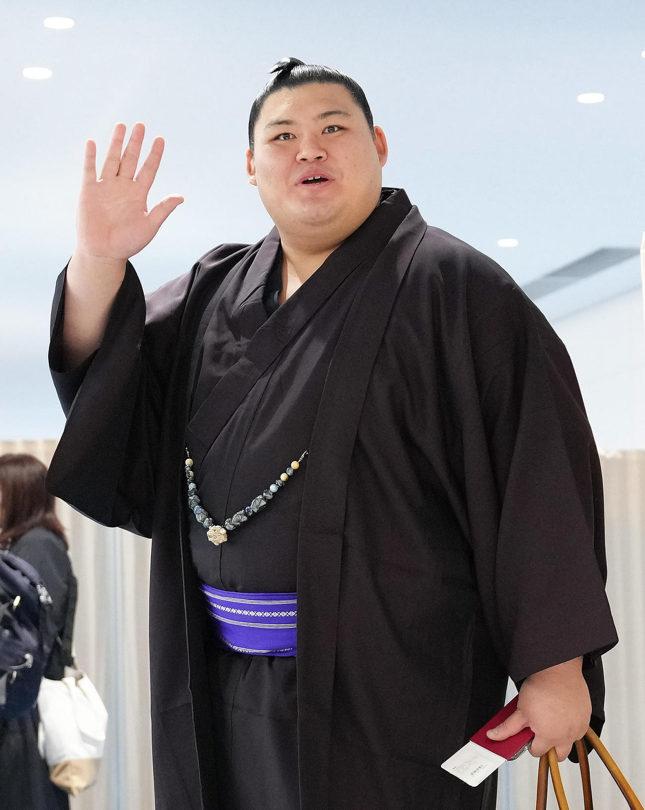 2025年10月11日、大相撲ロンドン公演へ向け羽田空港から出発する大の里（撮影・足立雅史）