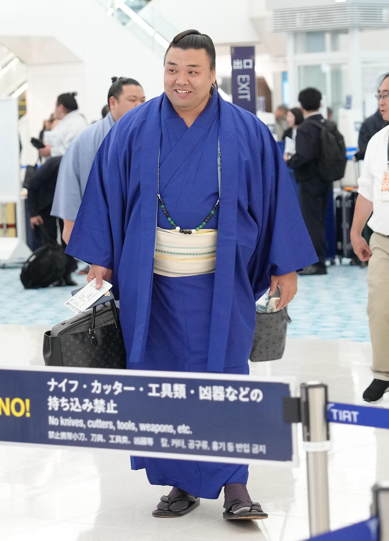 大相撲ロンドン公演へ向け羽田空港を出発する霧島（2025年10月11日撮影）