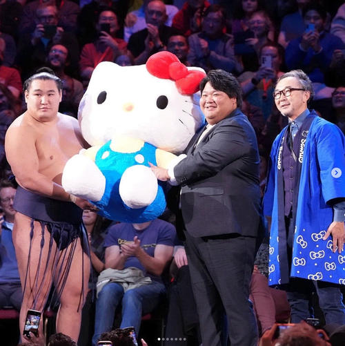 豊昇龍、ロンドン公演優勝で巨大キティ贈られる「ビッグなキティさん