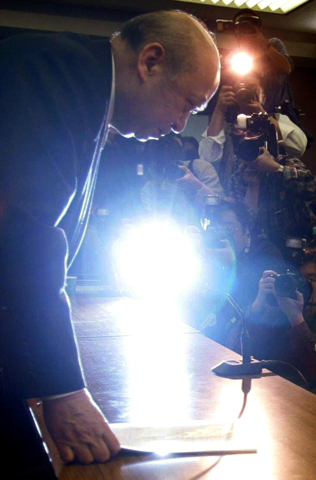 NHK会長辞任会見を終え、頭を下げる海老沢勝二前会長（2005年1月25日撮影）