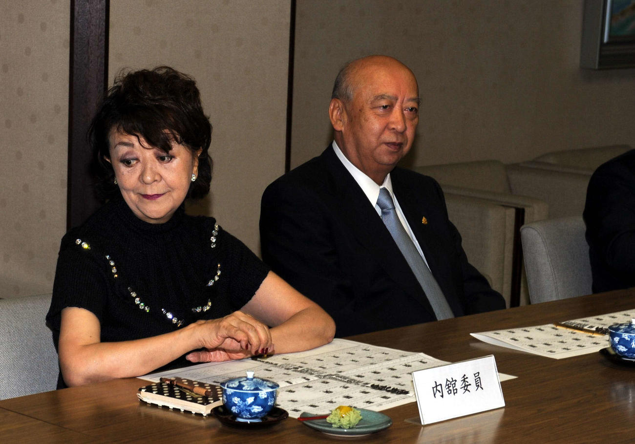 横綱審議委員会　厳しい表情を見せる内館牧子（左）と海老沢勝二委員長（2008年9月29日撮影）