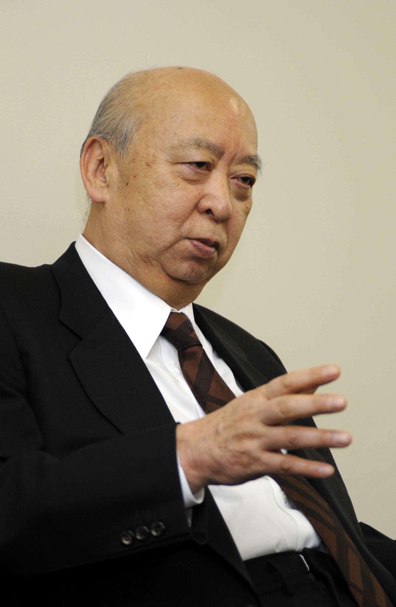 インタビューに答える日本ゴルフツアー機構の海老沢勝二会長（2012年3月27日撮影）