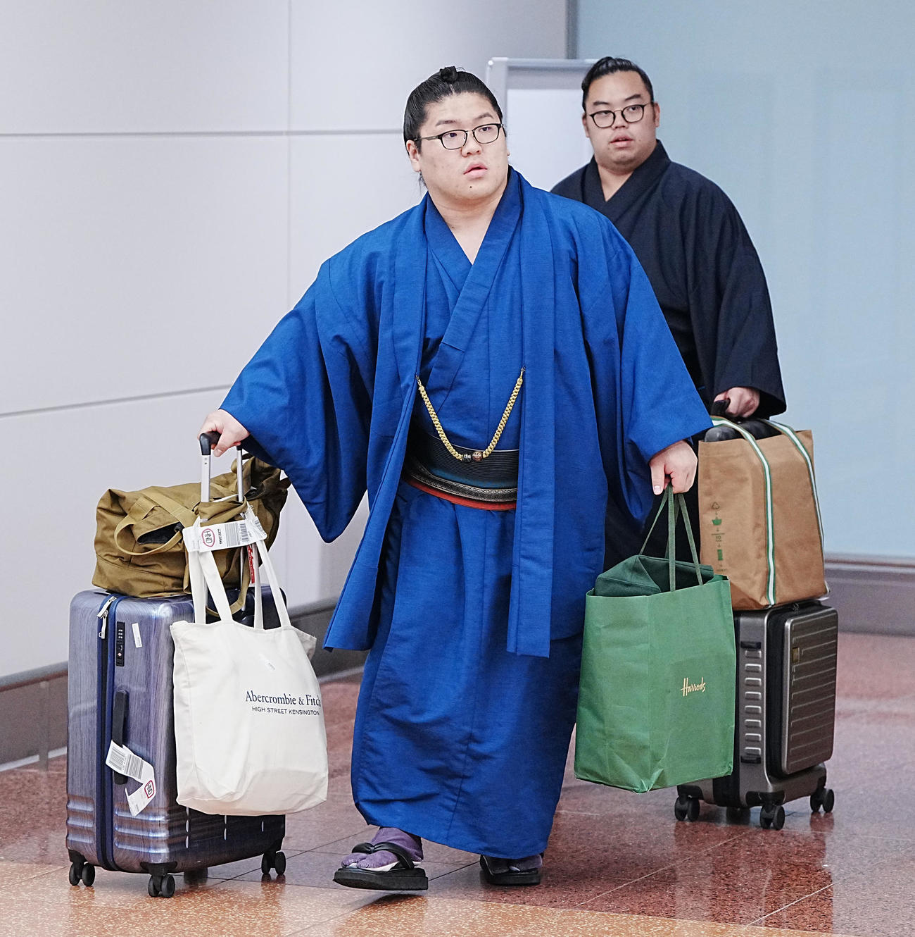 ロンドン公演から帰国した朝紅龍。右は朝東（撮影・小沢裕）
