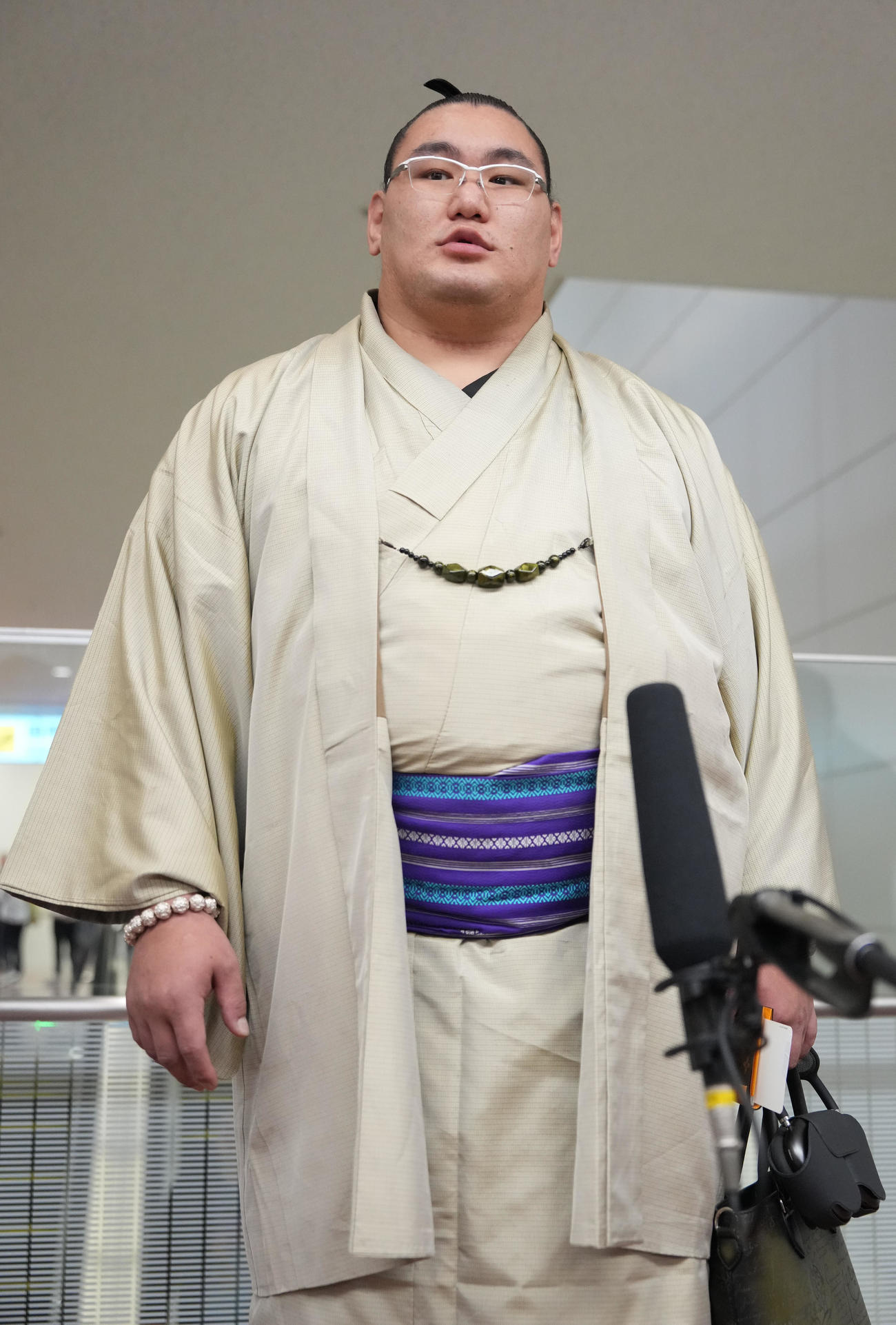 2025年10月22日、ロンドン公演から帰国し取材に応える豊昇龍（撮影・小沢裕）