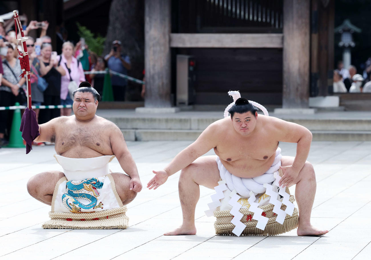 明治神宮奉納土俵入りに臨む大の里、太刀持ちは高安（2025年10月撮影）