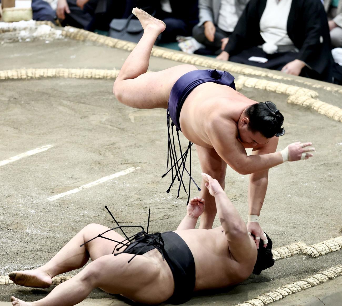 秋場所3日目、伯桜鵬を上手投げで破る豊昇龍（2025年9月撮影）