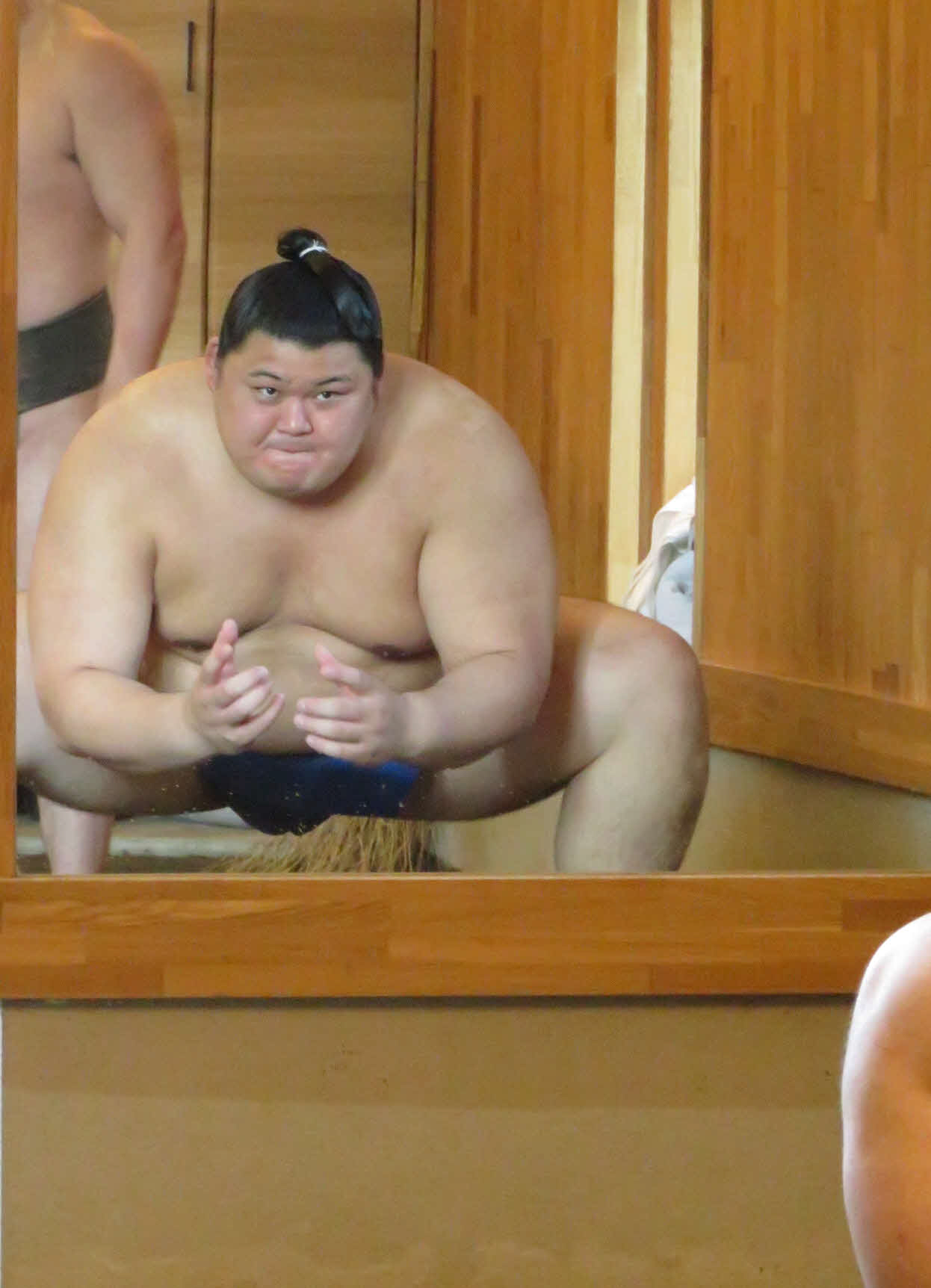 鏡で動きを確認しながら、すり足を繰り返した大の里