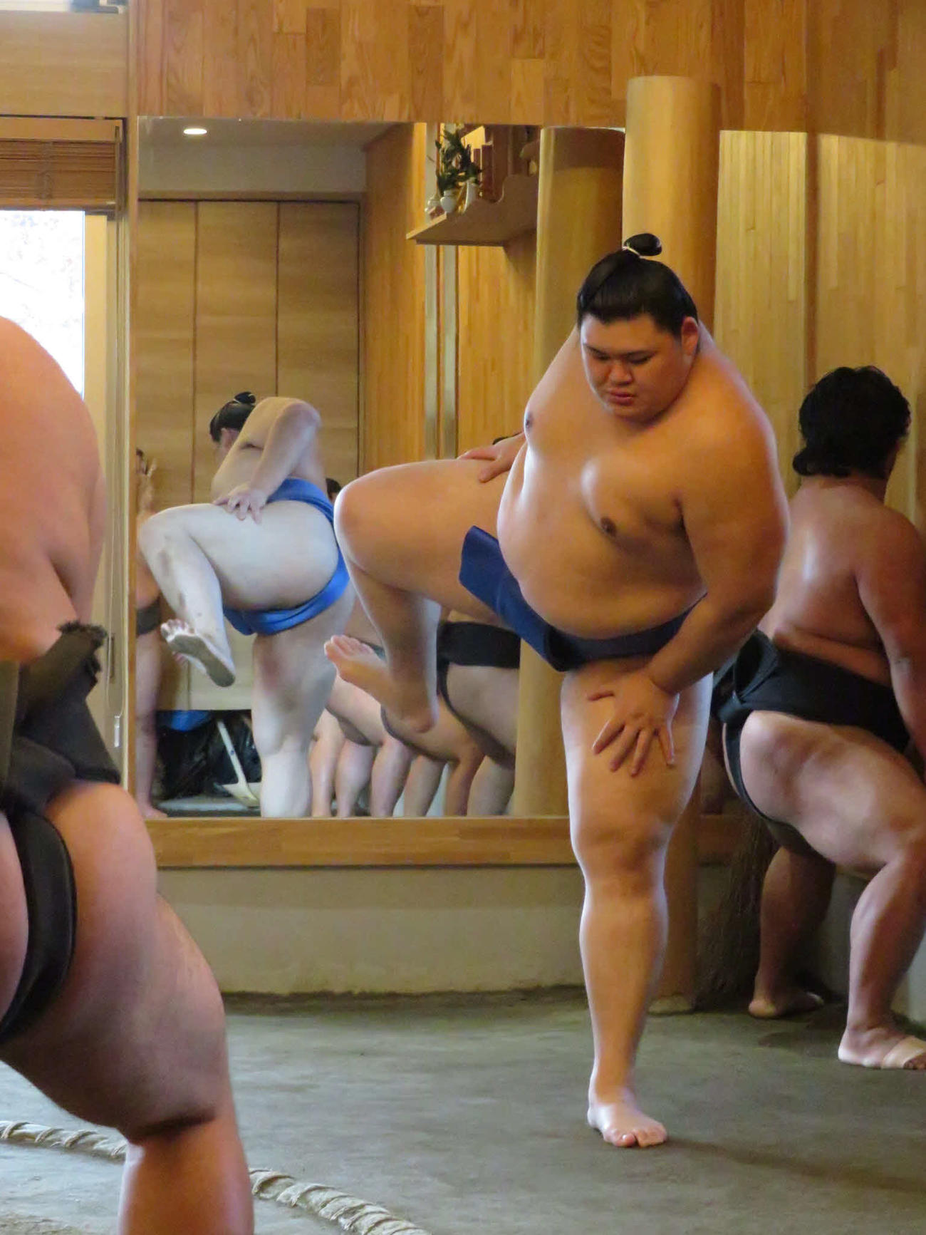 朝稽古で四股を繰り返した大の里
