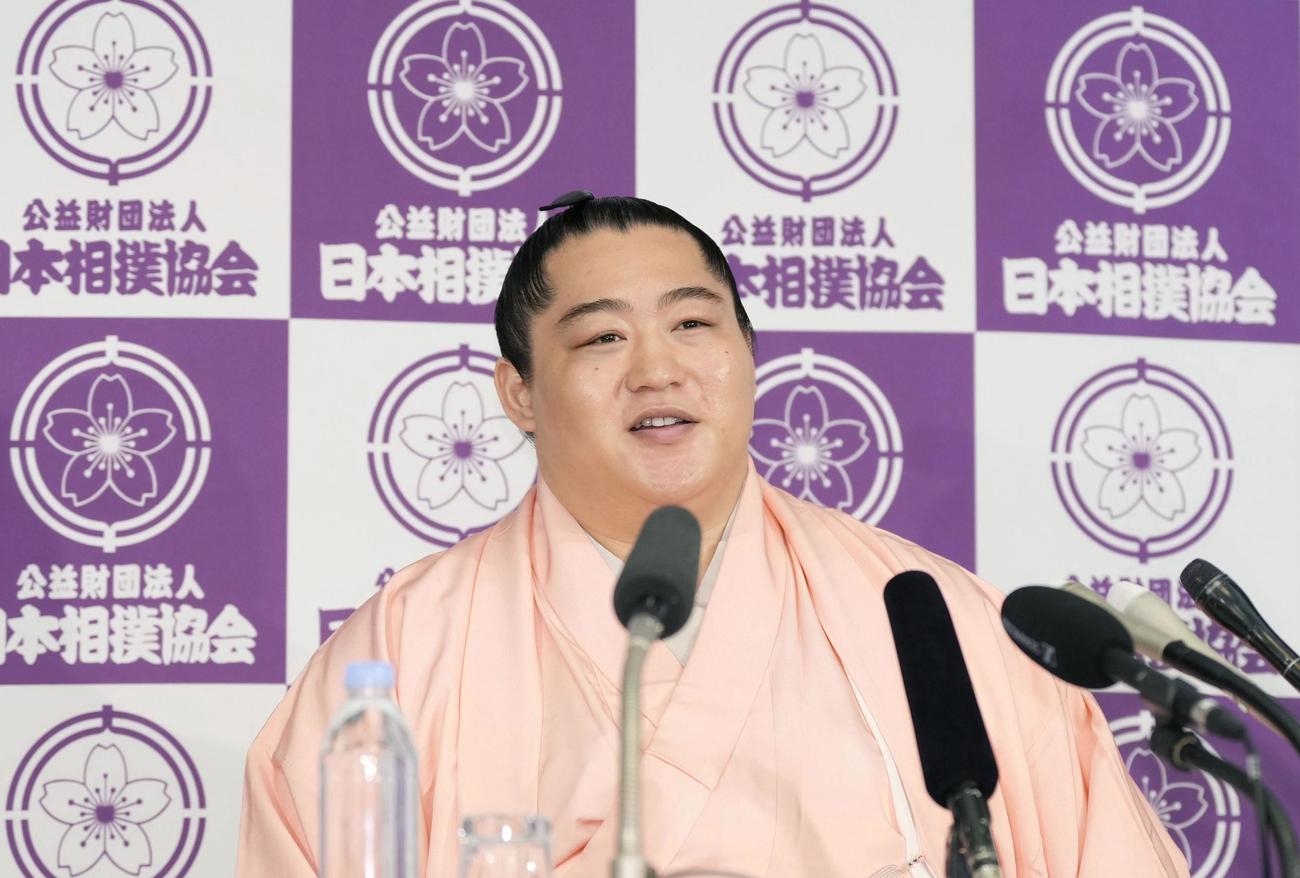 現役引退の記者会見をする元小結遠藤の北陣親方（共同）