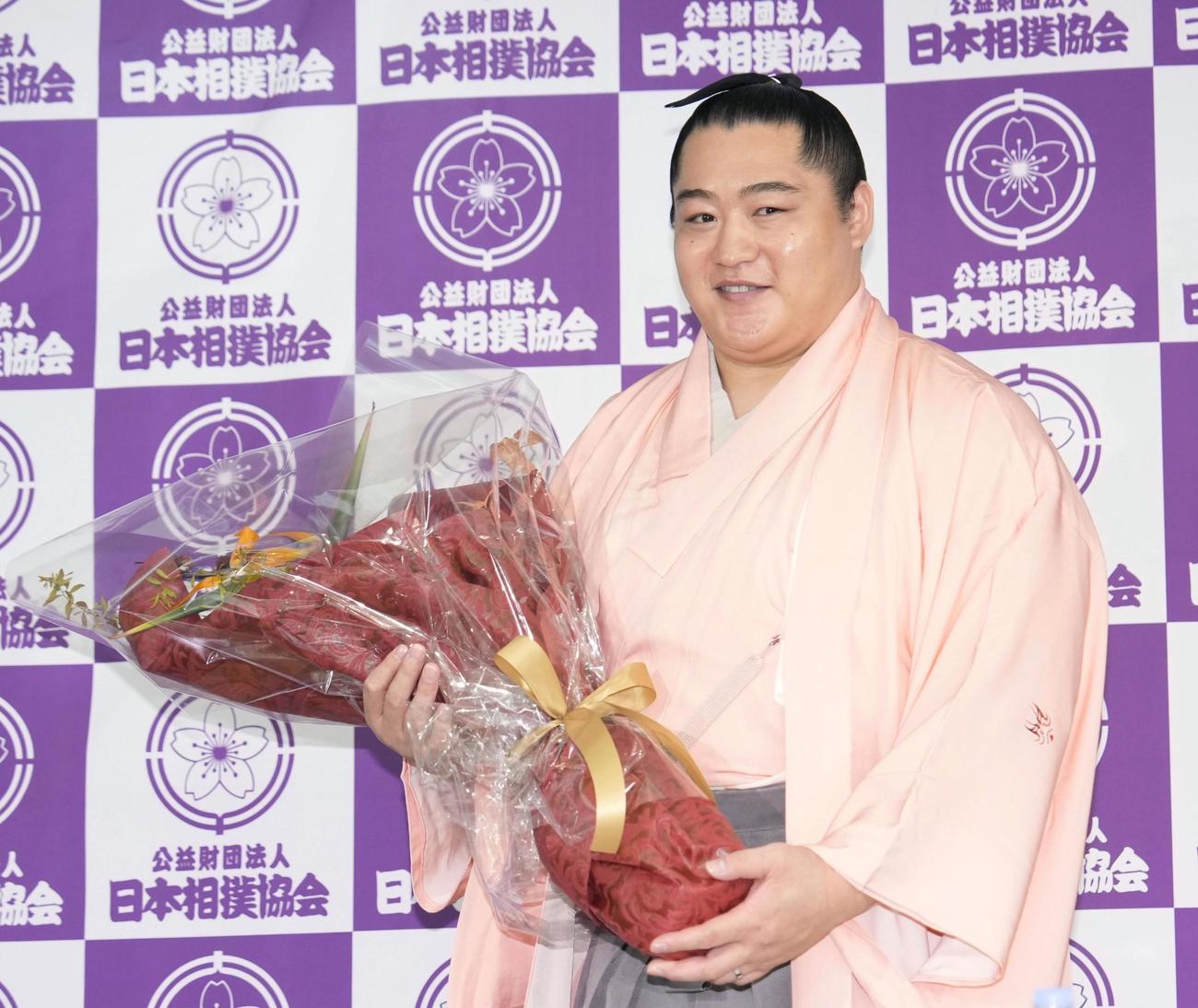 現役引退の記者会見を終え、花束を手に笑顔の元小結遠藤の北陣親方（共同）