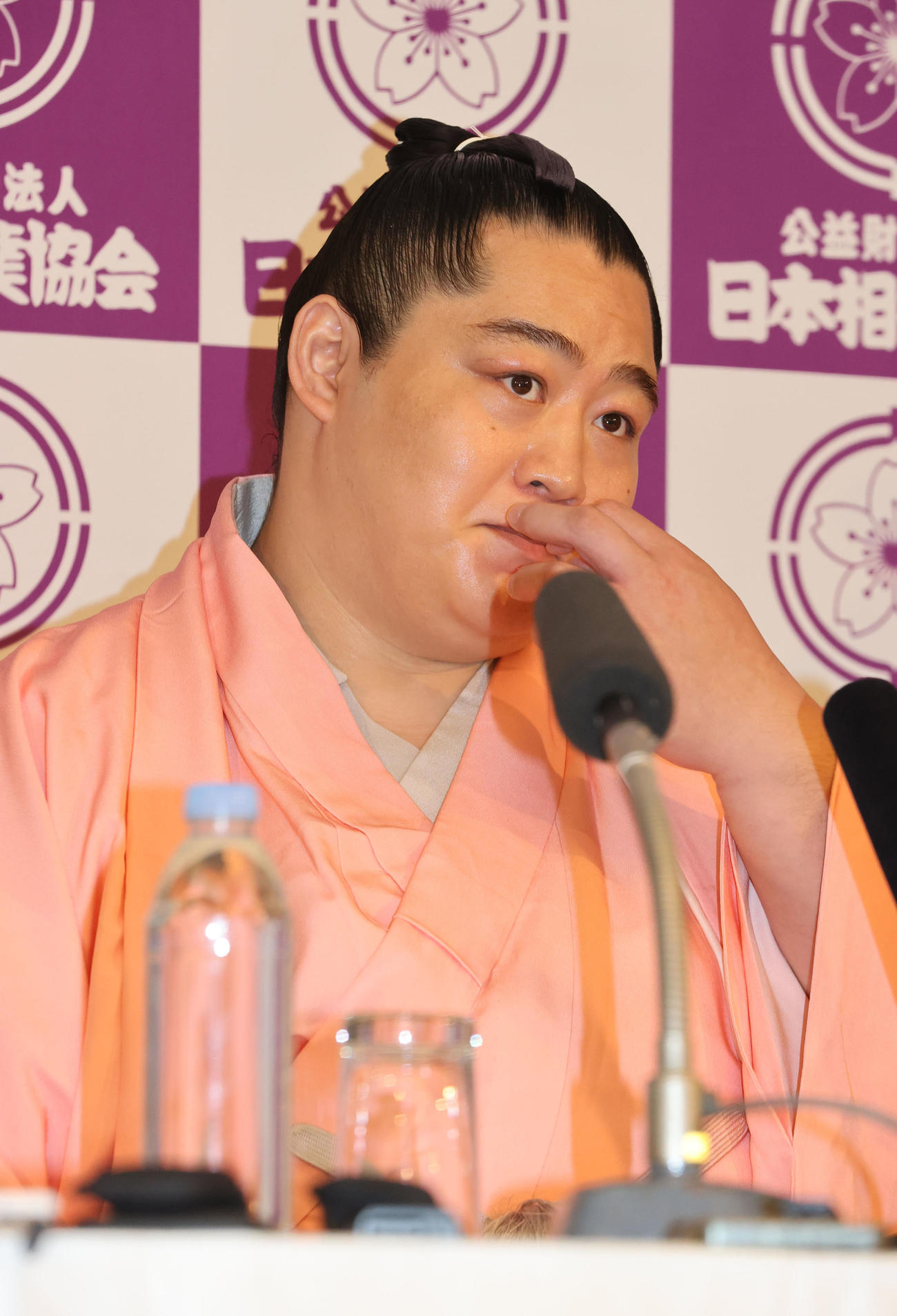 大相撲九州場所初日　現役引退を決め、年寄「北陣」を襲名した元小結遠藤の北陣親方は会見で話をする（撮影・梅根麻紀）