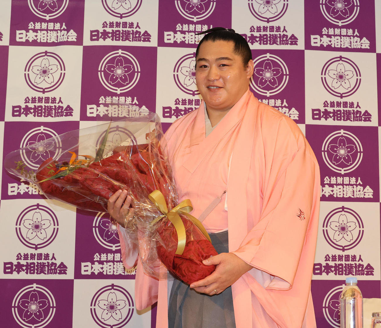 大相撲九州場所初日　現役引退を決め、年寄「北陣」を襲名した元小結遠藤の北陣親方は花束を手に笑顔（撮影・梅根麻紀）