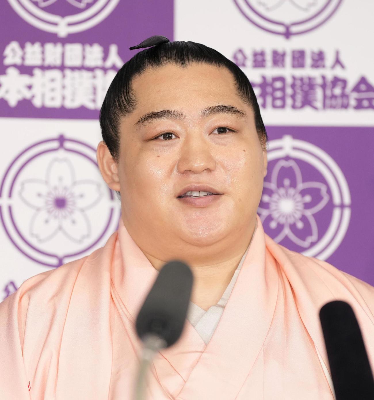 現役引退の記者会見をする元小結遠藤の北陣親方（共同）