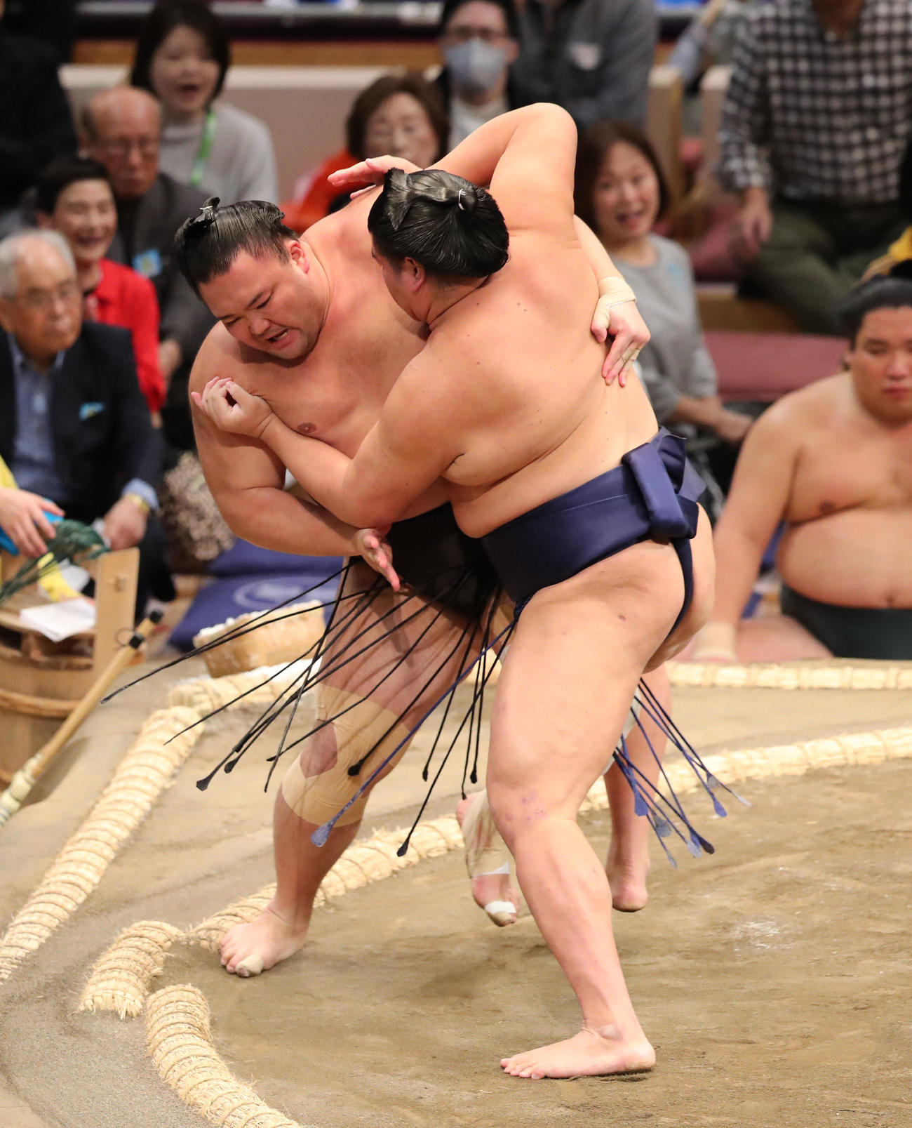 押し出しで朝乃山を下した羽出山（手前）（撮影・梅根麻紀）