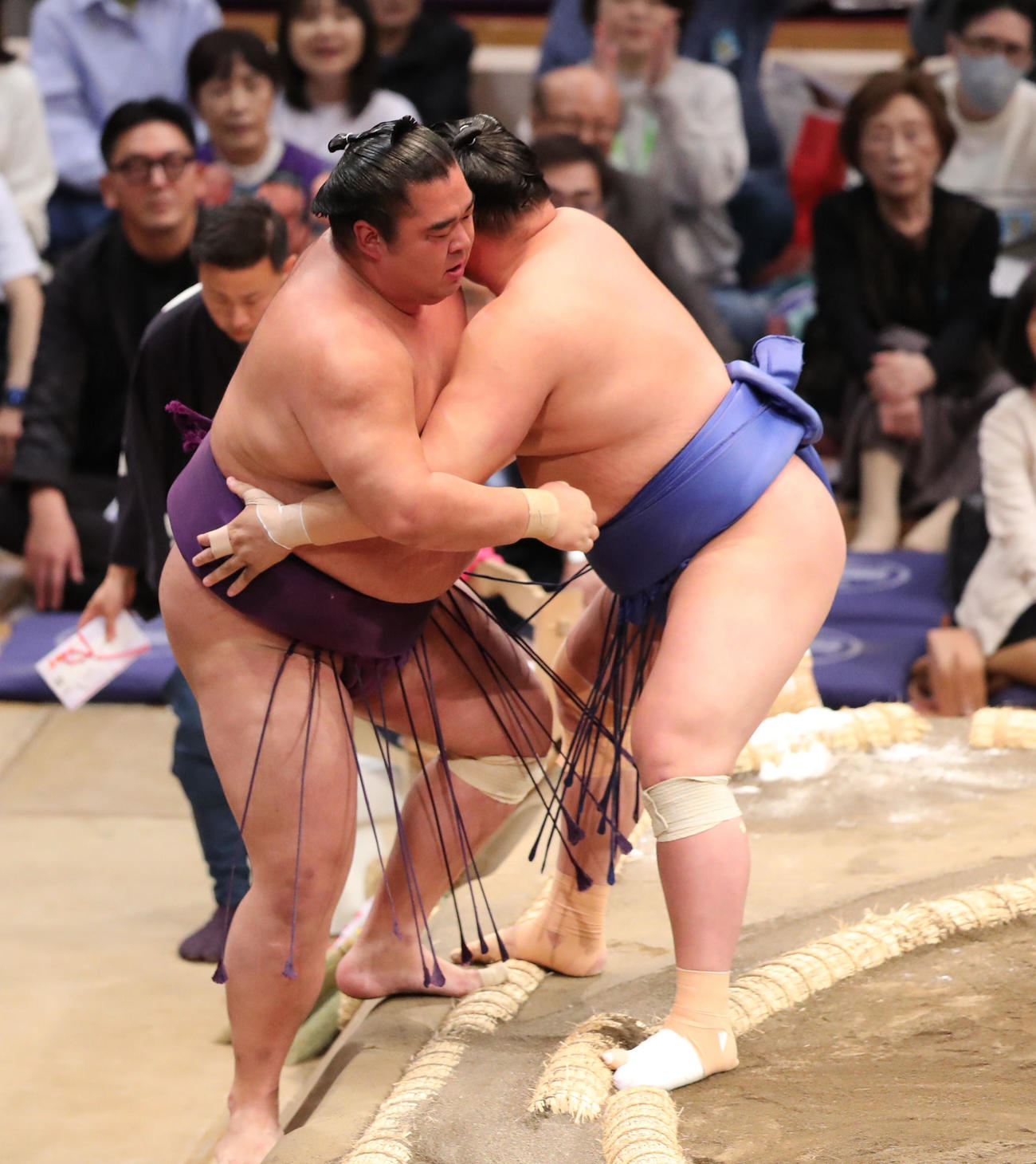 大相撲九州場所初日　寄り切りで湘南乃海を破った欧勝海（右）（撮影・梅根麻紀）