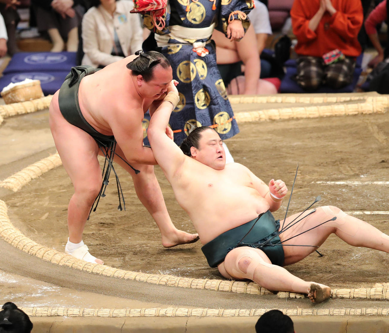 大相撲九州場所初日　下手出し投げで佐田の海を破る千代翔馬（左）（撮影・梅根麻紀）
