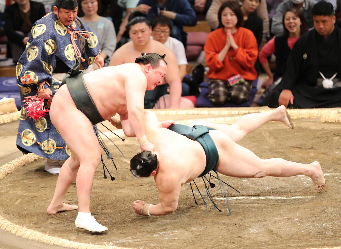 大相撲九州場所初日　下手出し投げで佐田の海を破る千代翔馬（左）（撮影・梅根麻紀）