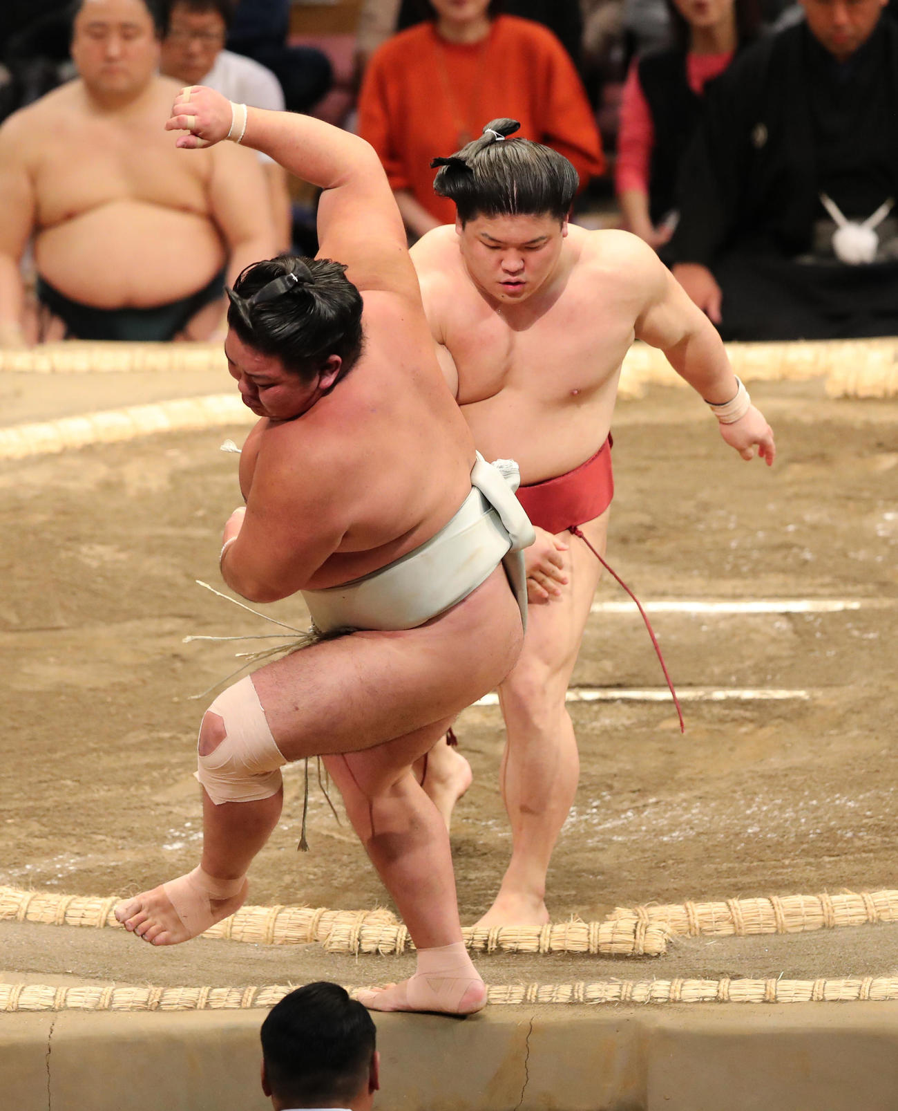 大相撲九州場所初日　突き出しで日翔志を破る朝紅龍（撮影・梅根麻紀）
