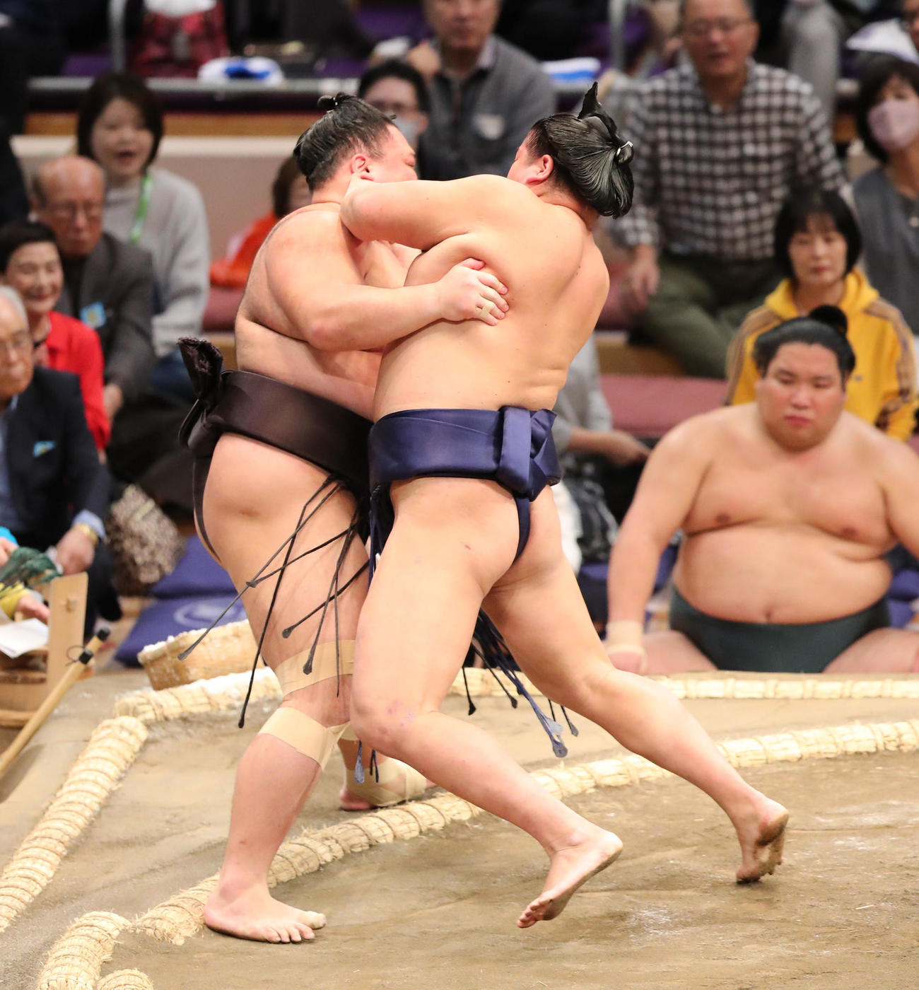 大相撲九州場所初日　押し出しで朝乃山を下した羽出山（右）（撮影・梅根麻紀）
