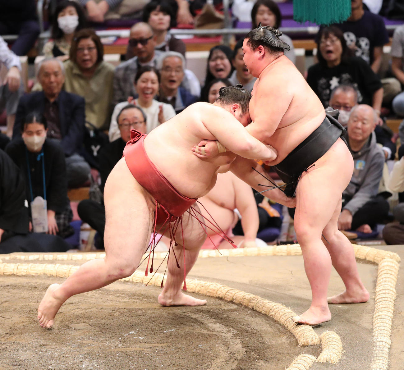 大相撲九州場所初日　押し出しで正代を破る熱海富士（撮影・梅根麻紀）