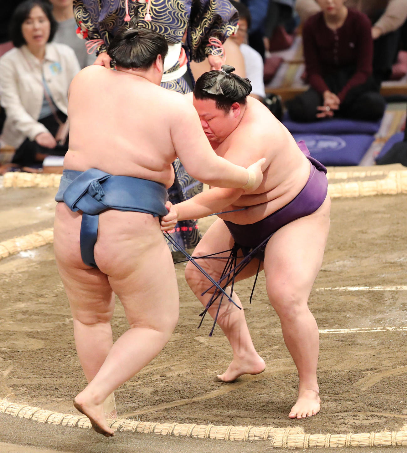 大相撲九州場所初日　寄り切りで阿武剋を破る美ノ海（撮影・梅根麻紀）