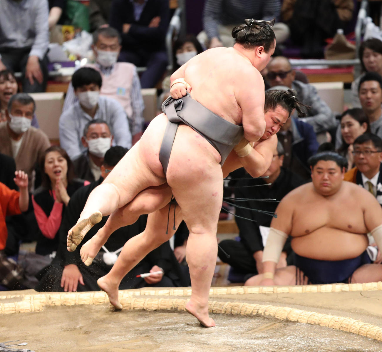 大相撲九州場所初日　上手投げで翠富士を破る金峰山（撮影・梅根麻紀）