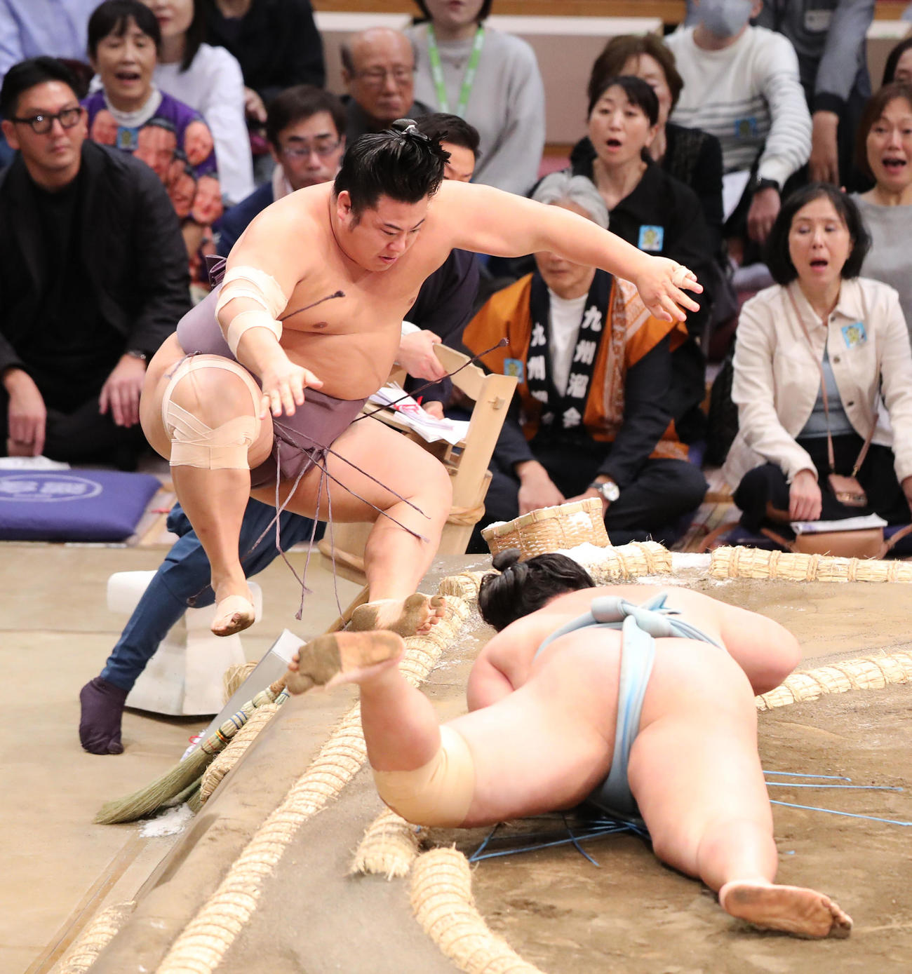 大相撲九州場所初日　叩き込みで琴勝峰を破る翔猿（左）（撮影・梅根麻紀）