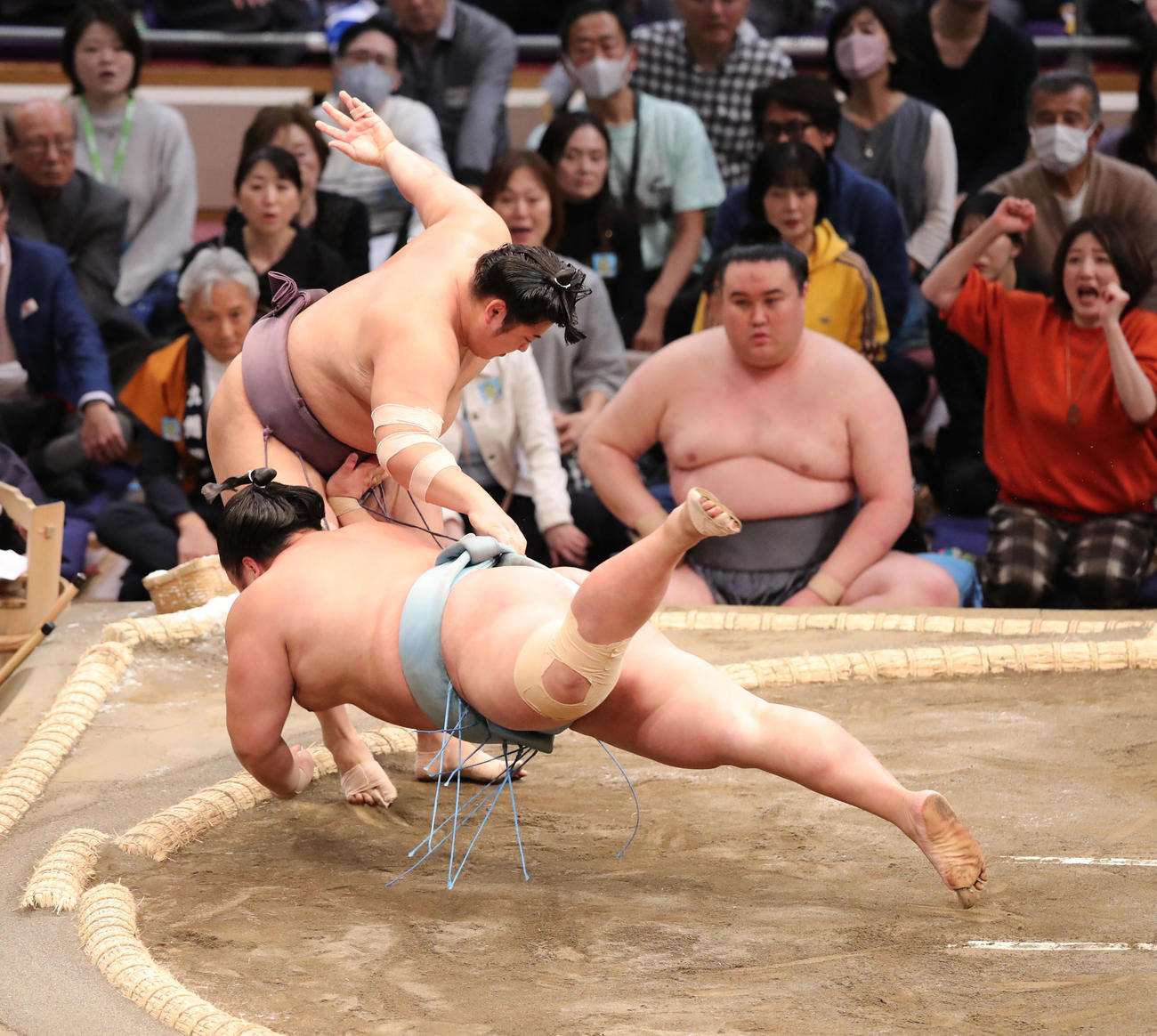大相撲九州場所初日　叩き込みで琴勝峰を破る翔猿（撮影・梅根麻紀）