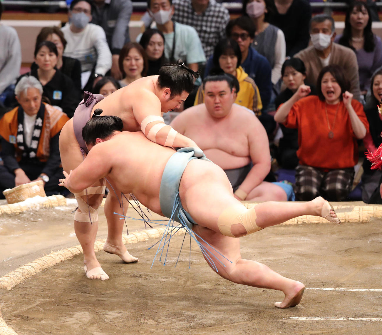 大相撲九州場所初日　叩き込みで琴勝峰を破る翔猿（撮影・梅根麻紀）
