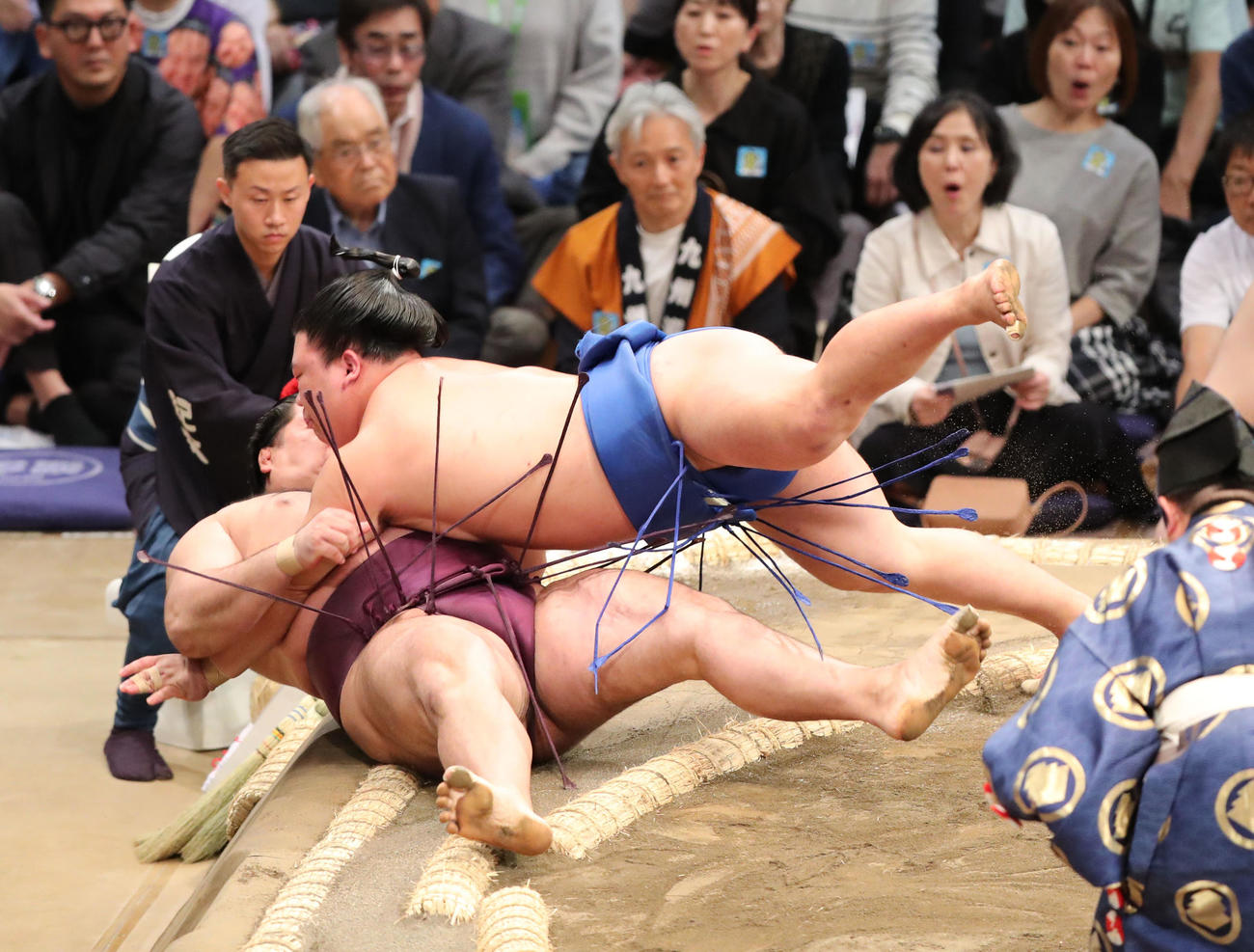大相撲九州場所初日　寄り倒しで狼雅を破る藤ノ川（右）（撮影・梅根麻紀）
