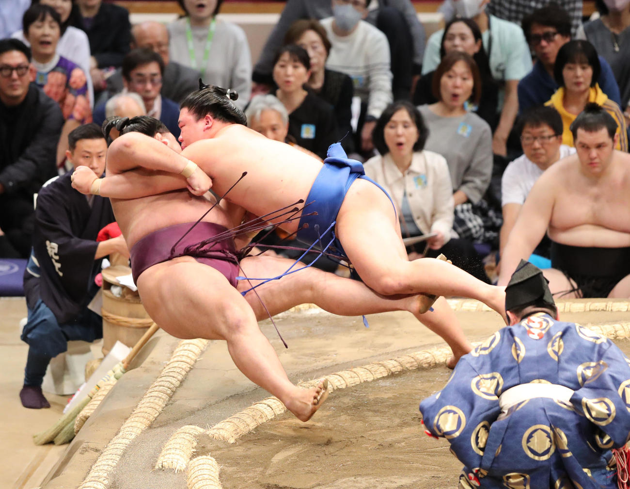 大相撲九州場所初日　寄り倒しで狼雅を破る藤ノ川（右）（撮影・梅根麻紀）