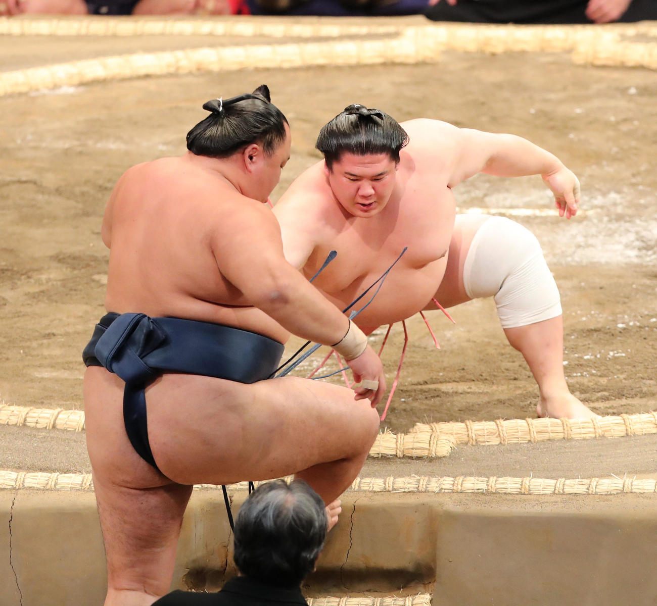 大相撲九州場所初日　押し出しで玉鷲を破る宇良（撮影・梅根麻紀）