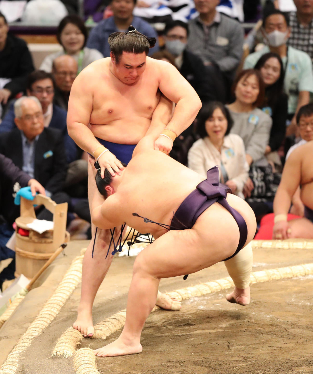 大相撲九州場所初日　寄り切りで欧勝馬を破る義ノ富士（右）（撮影・梅根麻紀）