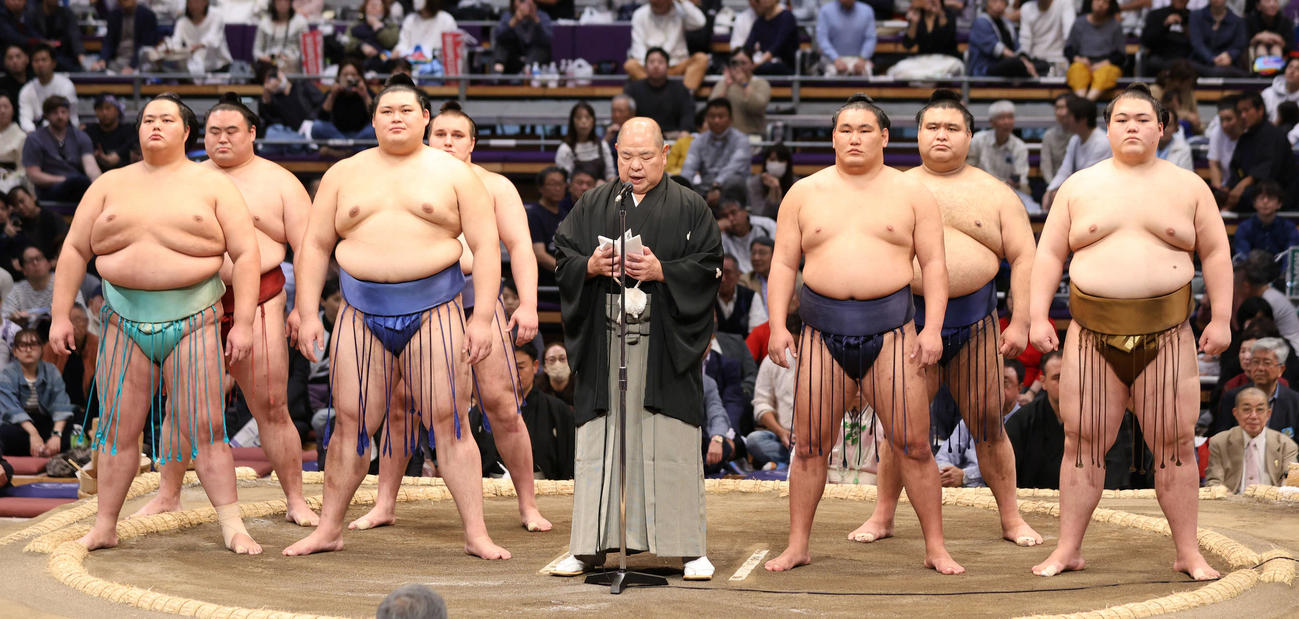 協会あいさつを行う八角理事長（中）と上位の力士たち（撮影・西尾就之）