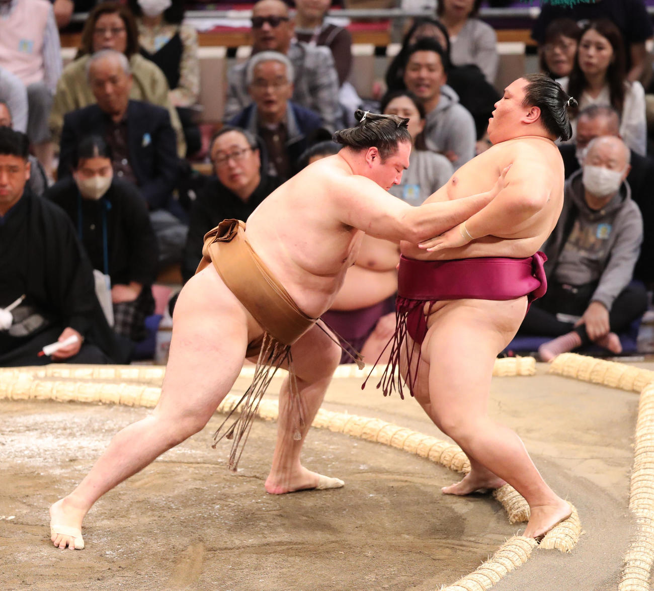 大相撲九州場所初日　押し出しで御嶽海を破る竜電（左）（撮影・梅根麻紀）