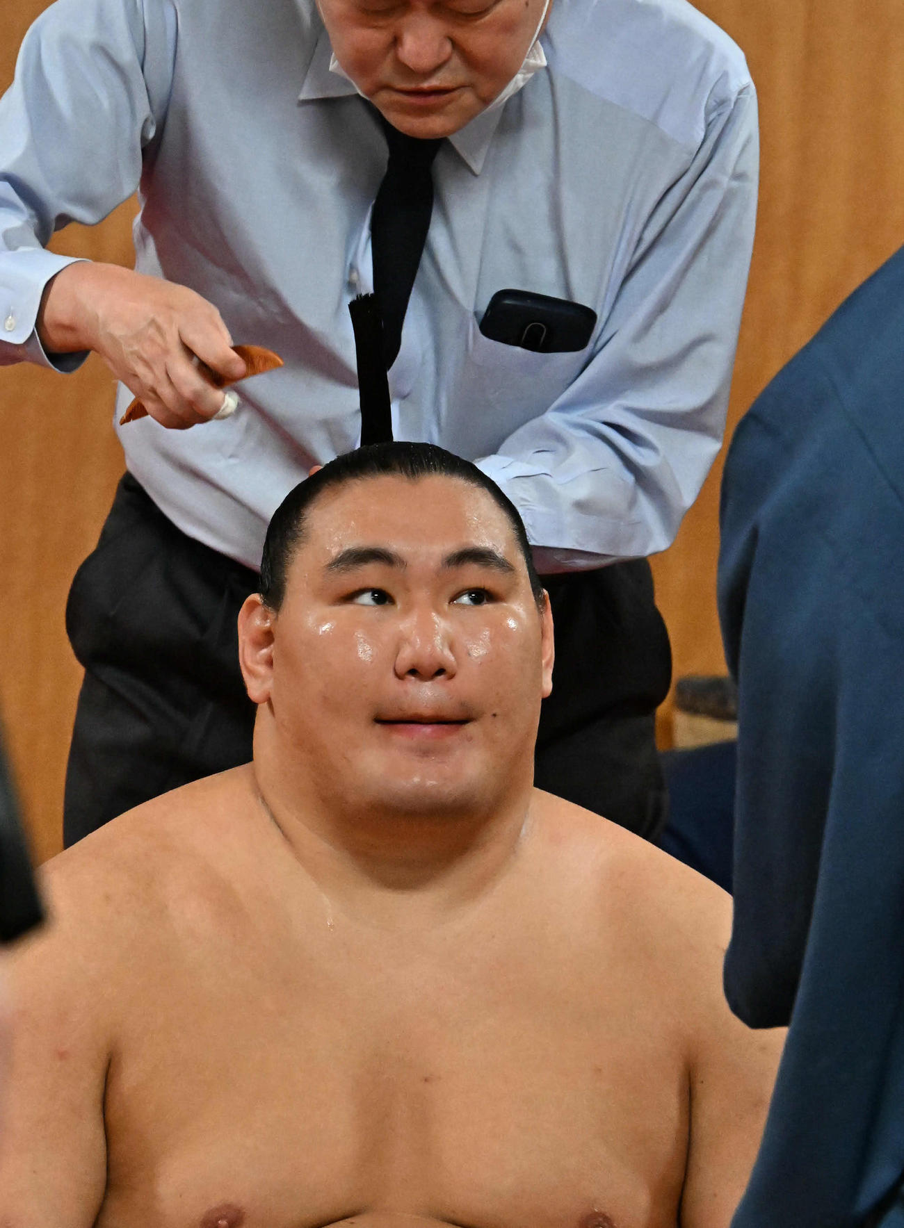 初日黒星の豊昇龍はまげを直される
