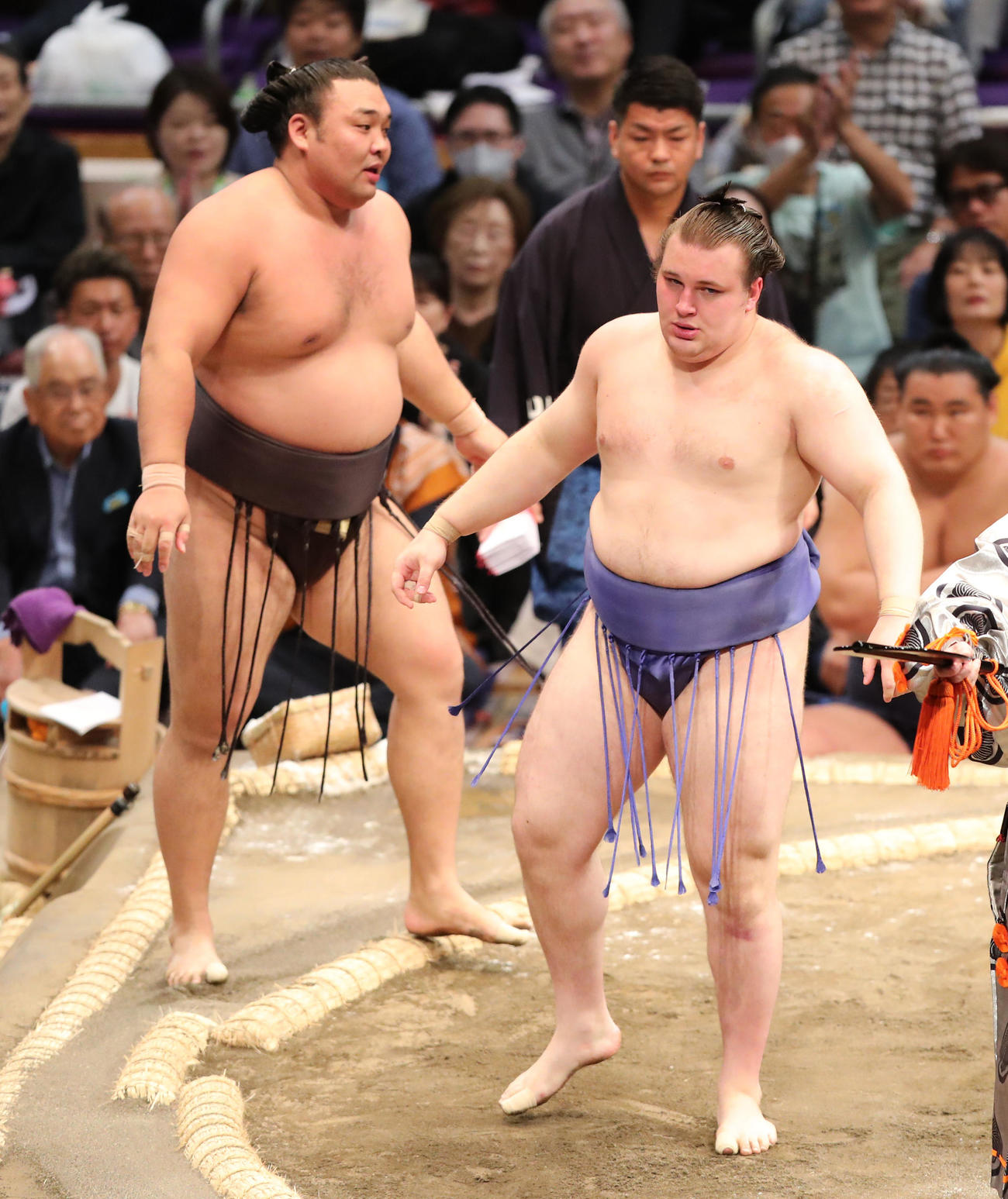 大相撲九州場所初日　送り出しで霧島を破る安青錦（手前）（撮影・梅根麻紀）
