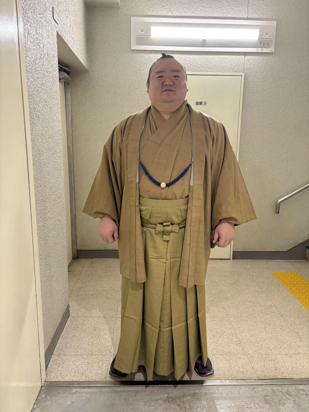 館内の各部署にあいさつ回りした桐山親方（元関脇宝富士）