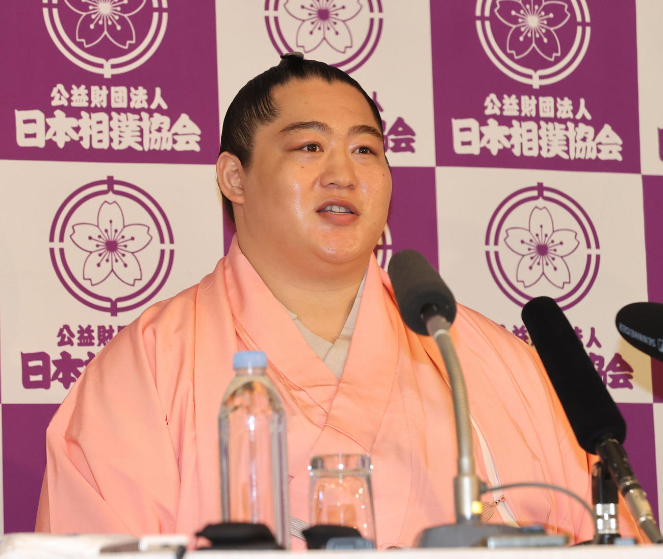現役引退を決め、年寄「北陣」を襲名した元小結遠藤の北陣親方は会見で話をする（撮影・梅根麻紀）