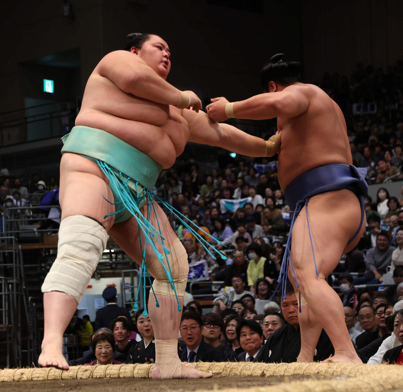 立ち合いで右を指した琴桜（左）は若隆景を寄り切りで下した（撮影・西尾就之）
