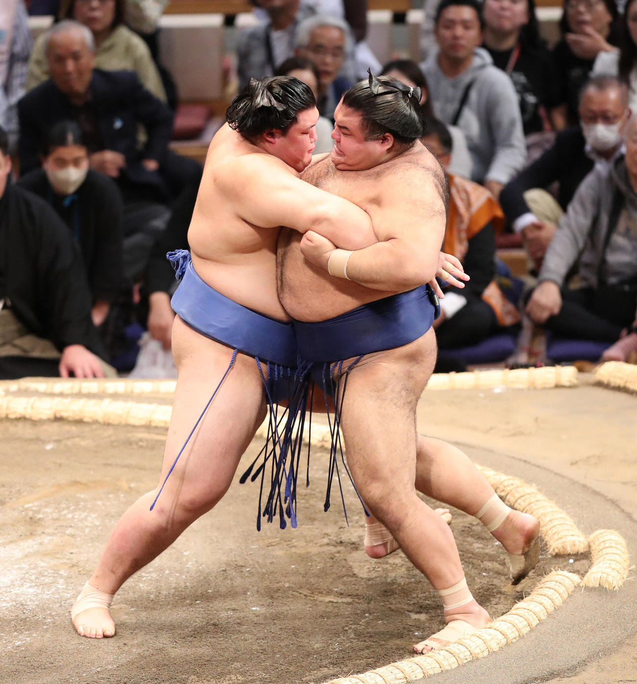 大相撲九州場所初日　寄り切りで高安を破る大の里（撮影・梅根麻紀）