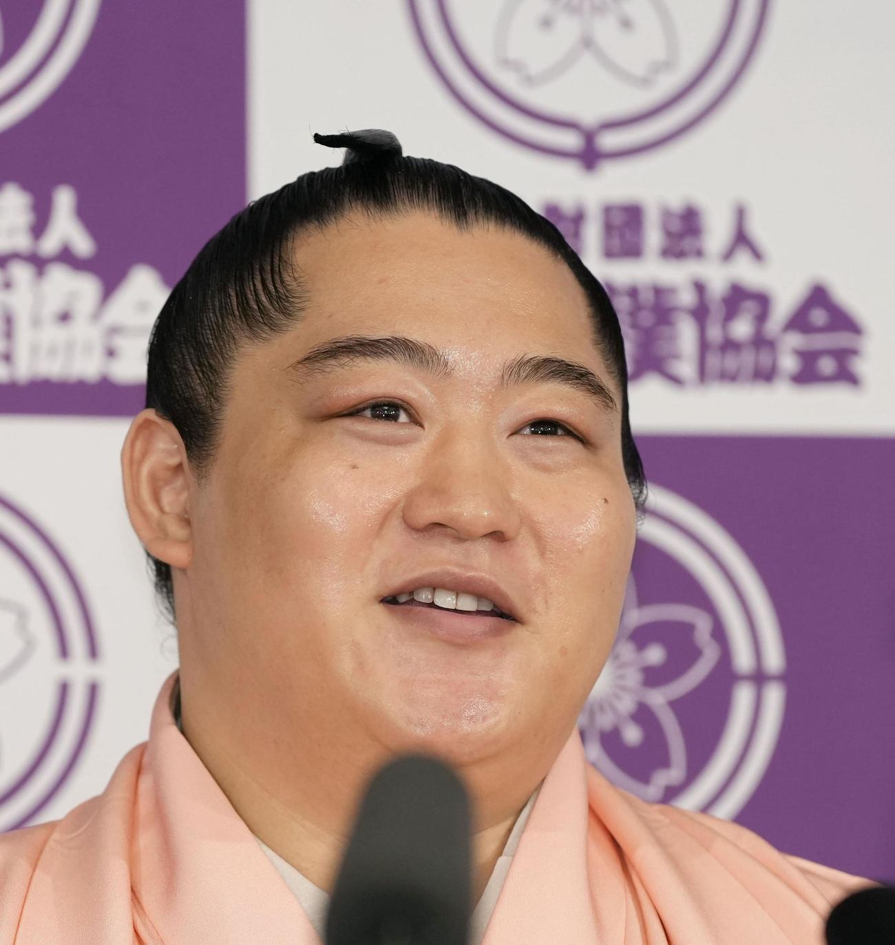 現役引退の記者会見をする元小結遠藤の北陣親方（共同）