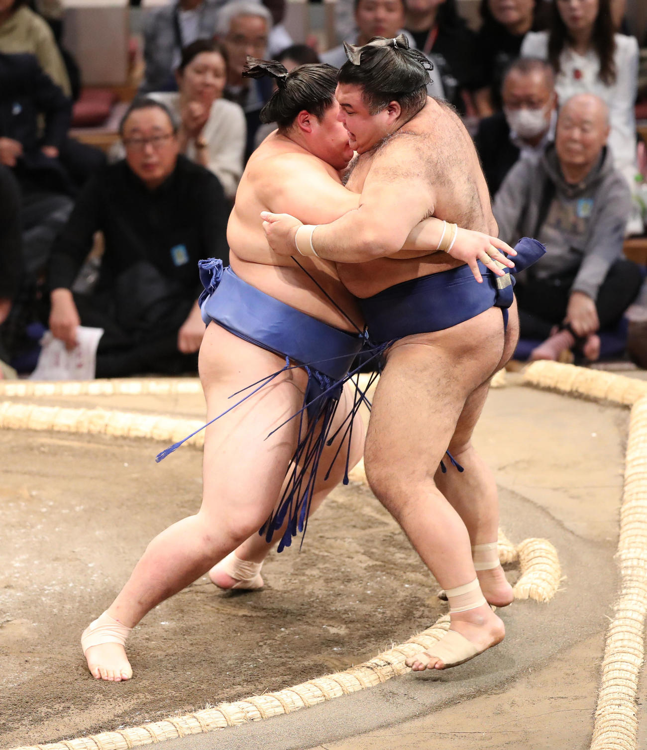 大相撲九州場所初日　寄り切りで高安を破る大の里（左）（撮影・梅根麻紀）