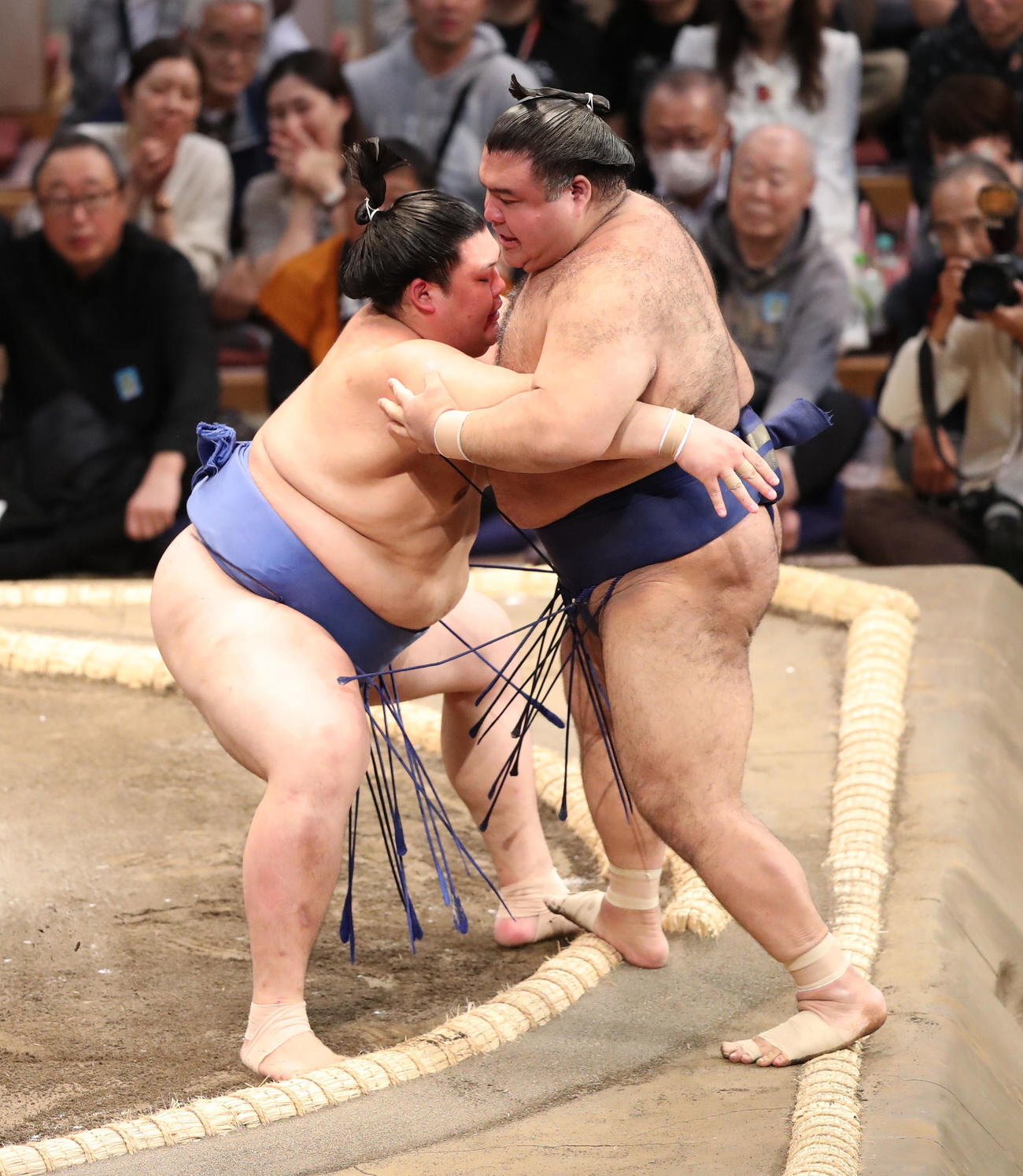 大の里（左）は寄り切りで高安を破る（撮影・梅根麻紀）