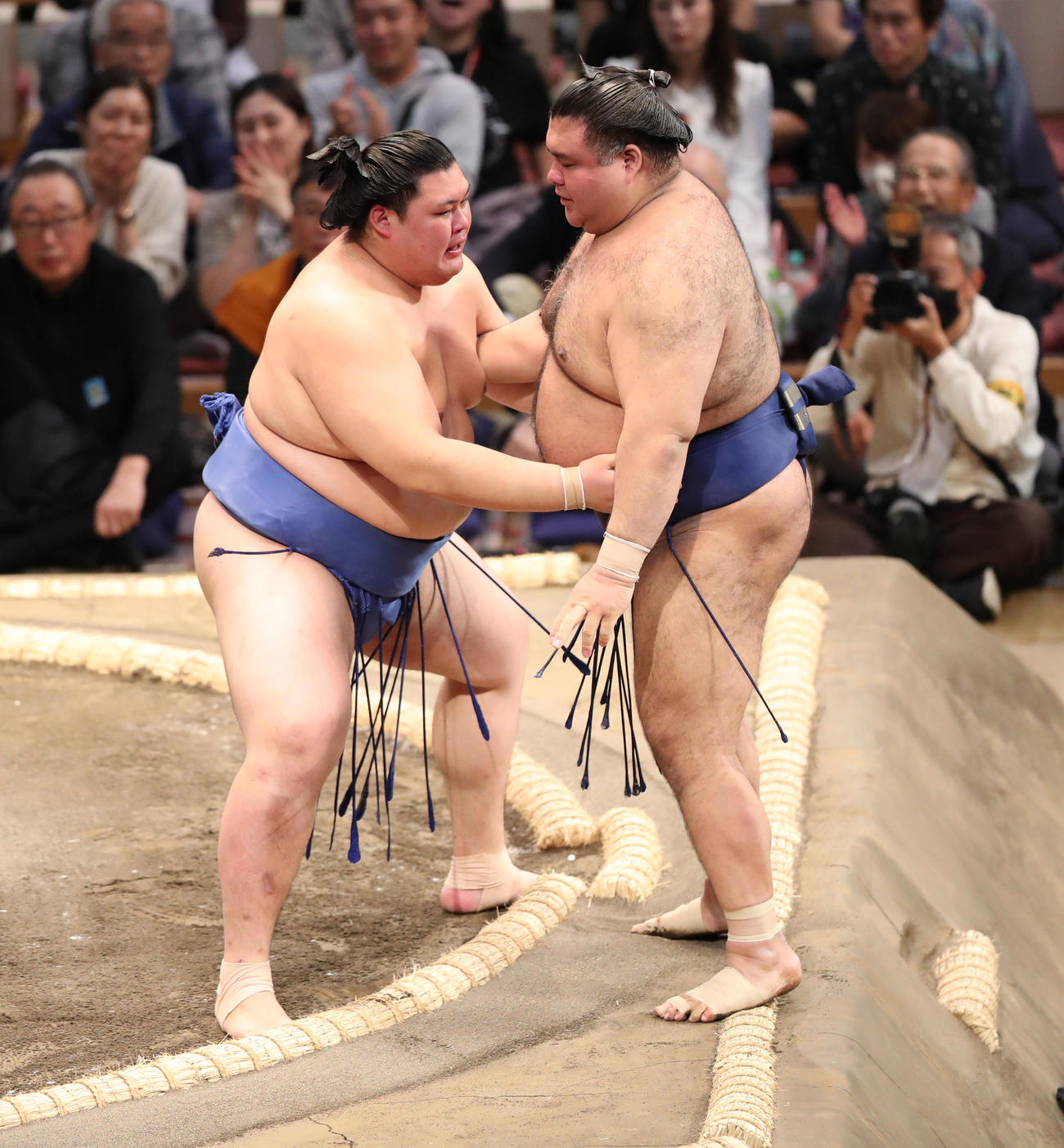 大相撲九州場所初日　寄り切りで高安を破る大の里（左）（撮影・梅根麻紀）