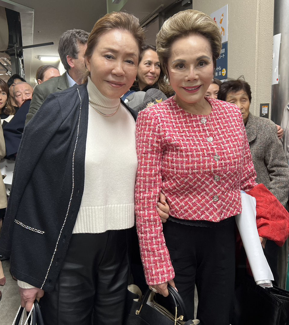 大相撲を知人と観戦に訪れたデヴィ夫人（撮影・梅根麻紀）