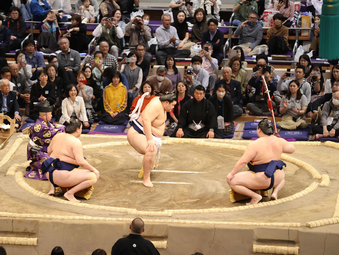 土俵入りした大の里。右は太刀持ちの隆の勝（撮影・梅根麻紀）
